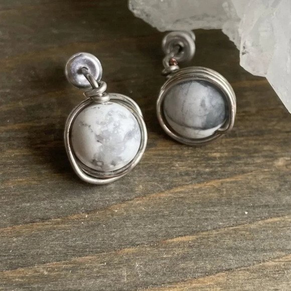 FOR NEUTRAL OUTFITS SILVER STATEMENT PLATED WIRE WRAP WHITE HOWLITE STUDS - Picture 4 of 4